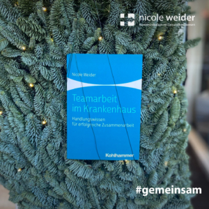 In meinem Buch Teamarbeit im Krankenhaus zeige ich, wie interdisziplinäre Zusammenarbeit, Kommunikation und klare Prozesse zu mehr Qualität, Effizienz und Zufriedenheit im Klinikalltag beitragen.