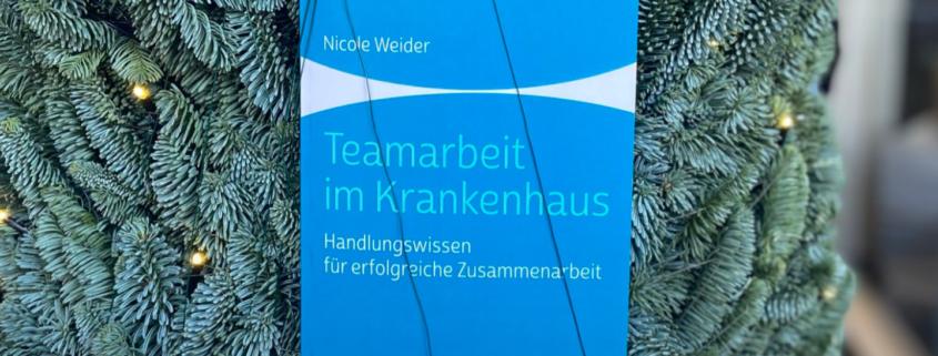 In meinem Buch Teamarbeit im Krankenhaus zeige ich, wie interdisziplinäre Zusammenarbeit, Kommunikation und klare Prozesse zu mehr Qualität, Effizienz und Zufriedenheit im Klinikalltag beitragen.